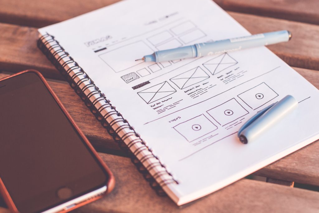 Un wireframe et un crayon